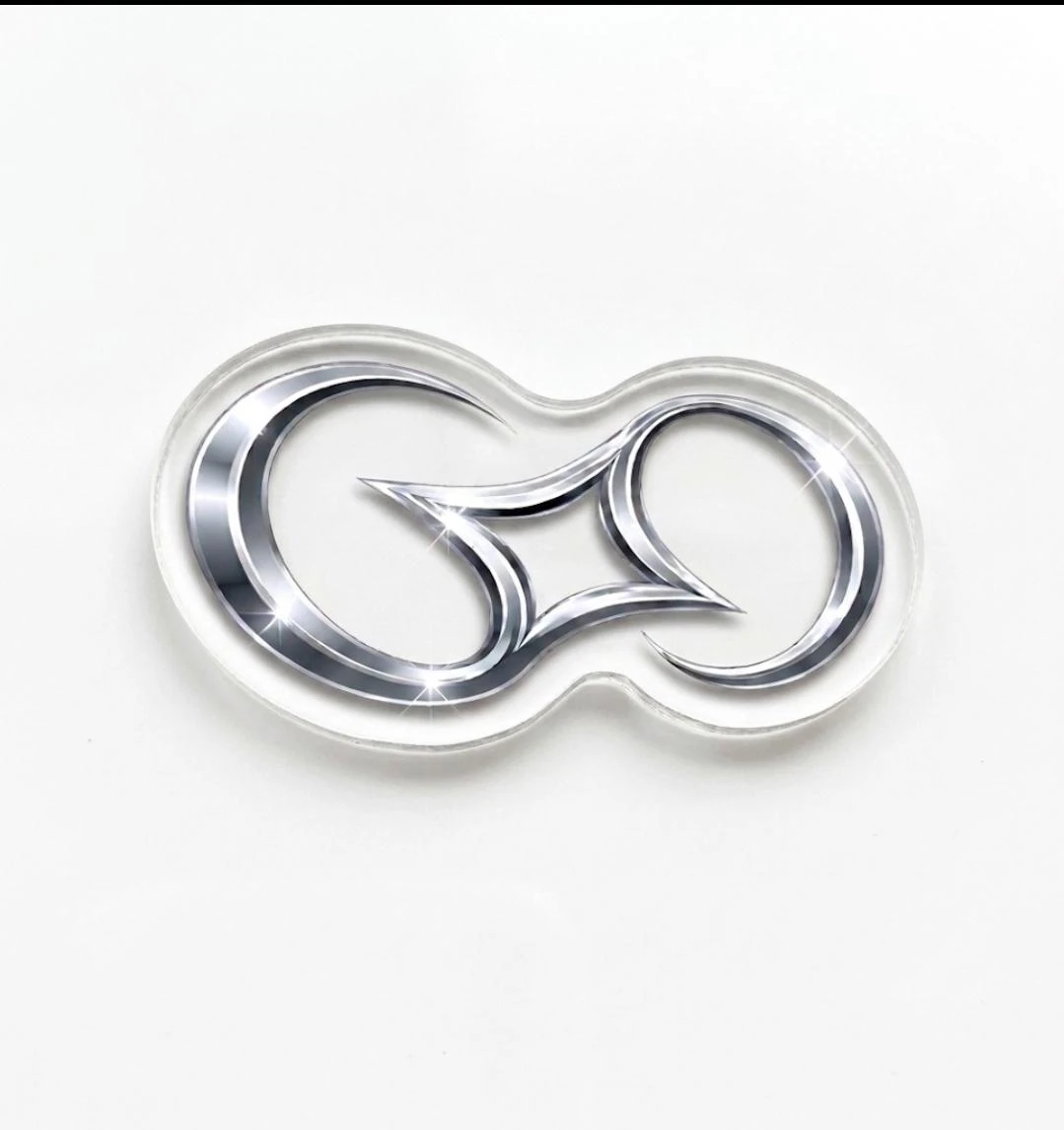 Close-up pin akrilik Loopin berwarna silver